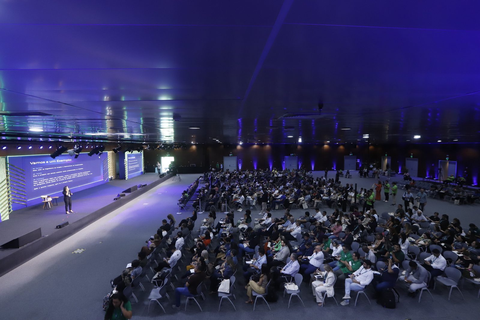 Visão geral do auditório lotado do Congresso Técnico