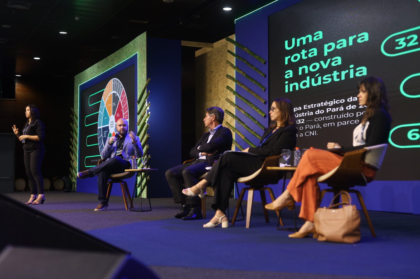 Painel “Uma rota para a nova indústria” no palco do Congresso