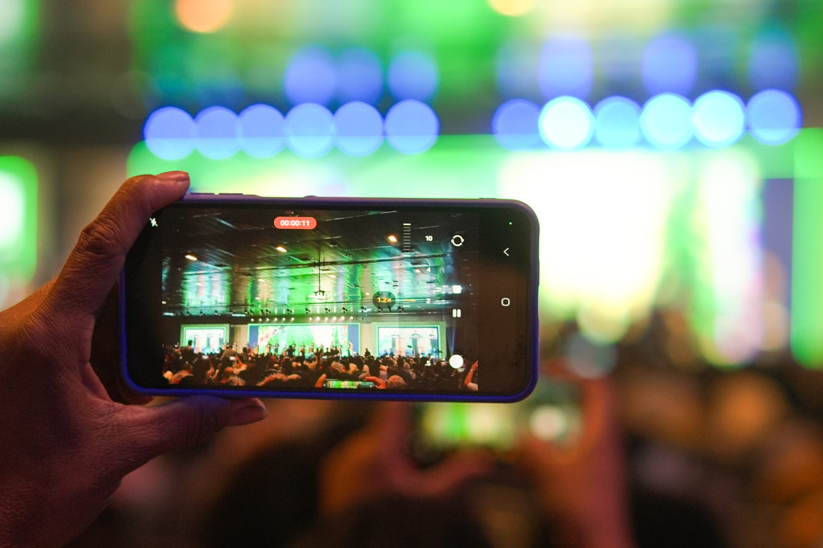 Participante registra a palestra pelo celular