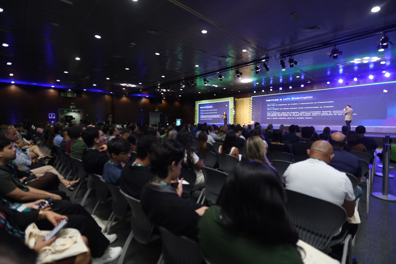 Participantes acompanham palestra no auditório